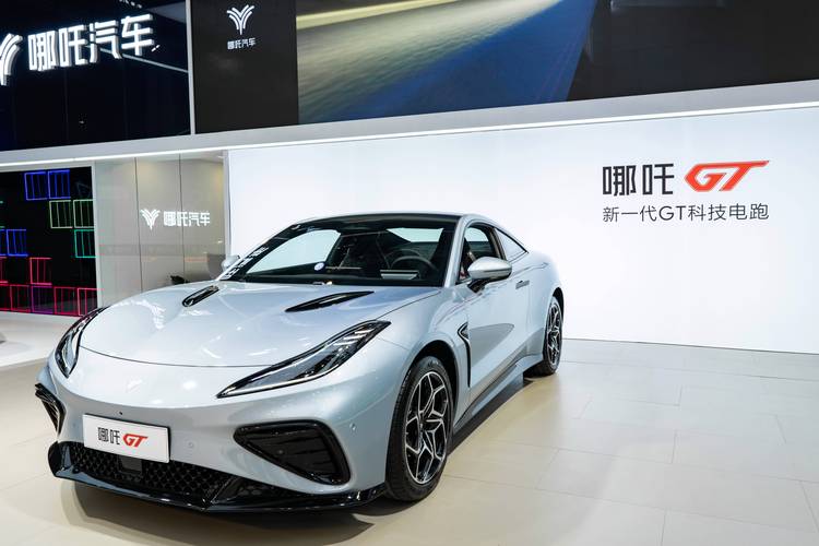 成都青羊区财华缘企业管理咨询哪吒汽车在智能汽车领域的表现，领途汽车在新能源汽车市场中的影响力